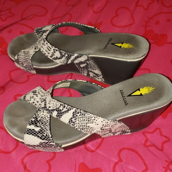 Volatile Wedges Super Cute 😍 - Picture 3 of 7